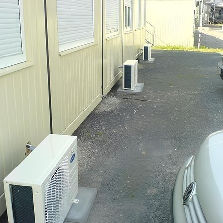 Ein Gebäude mit mehreren Klimaanlagen an der Wand.