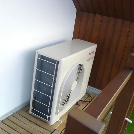 Eine Terrasse mit einer Klimaanlage.